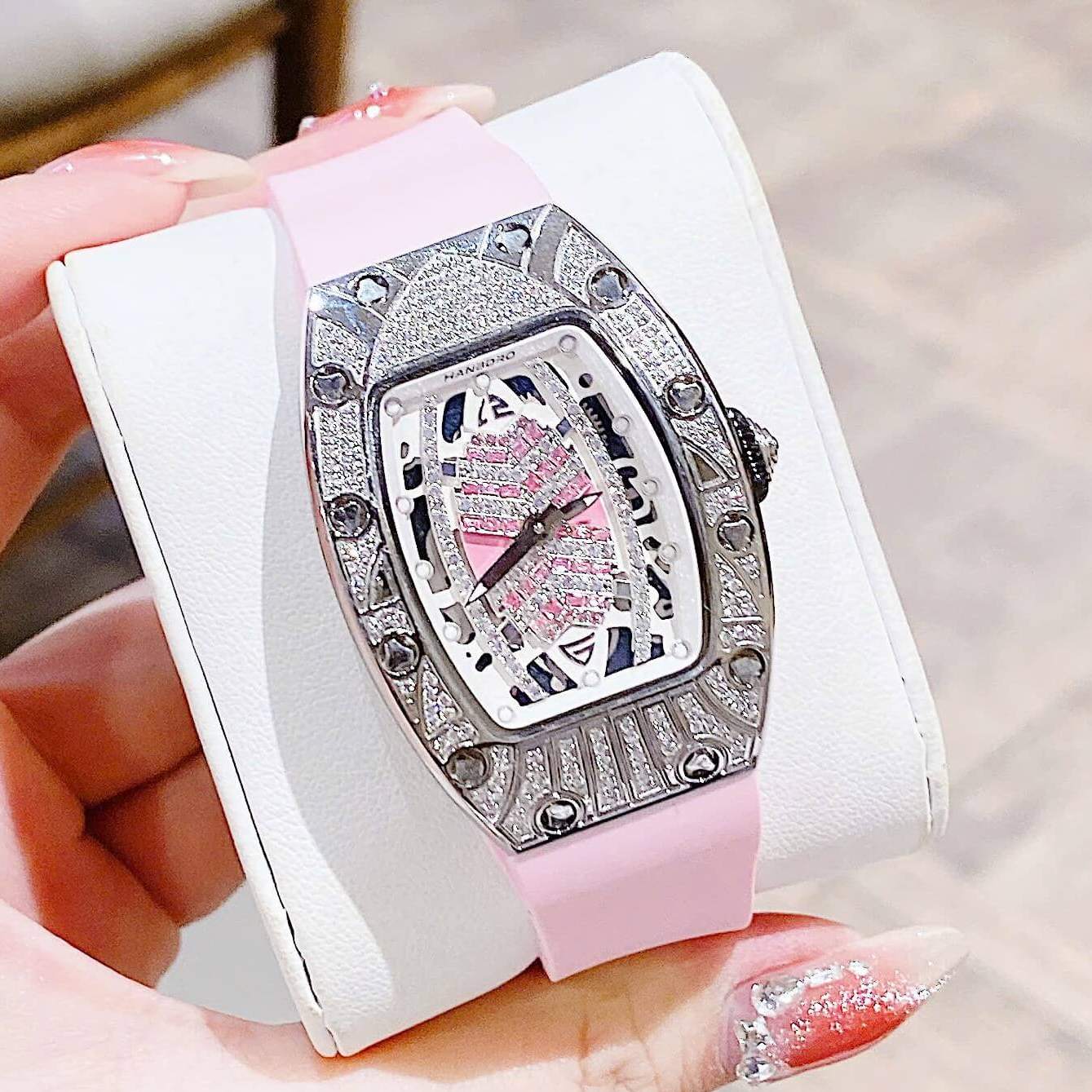 Set Đồng Hồ Nữ Hanboro Dây Cao Su Hồng Chính Hãng Đính Đá Silver Size 31x44mm Quartz