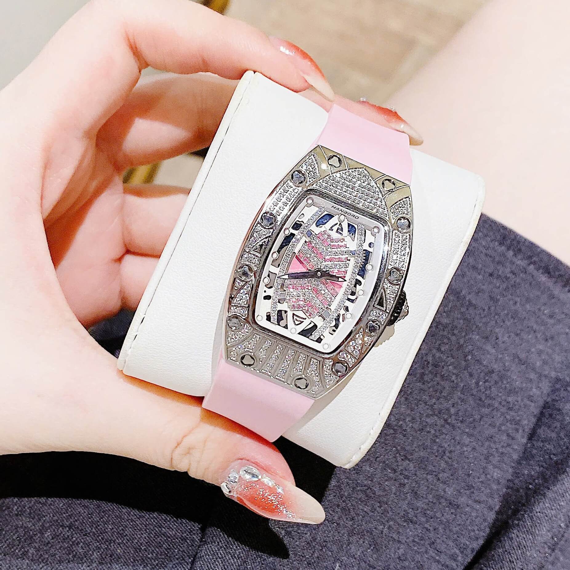Set Đồng Hồ Nữ Hanboro Dây Cao Su Hồng Chính Hãng Đính Đá Silver Size 31x44mm Quartz