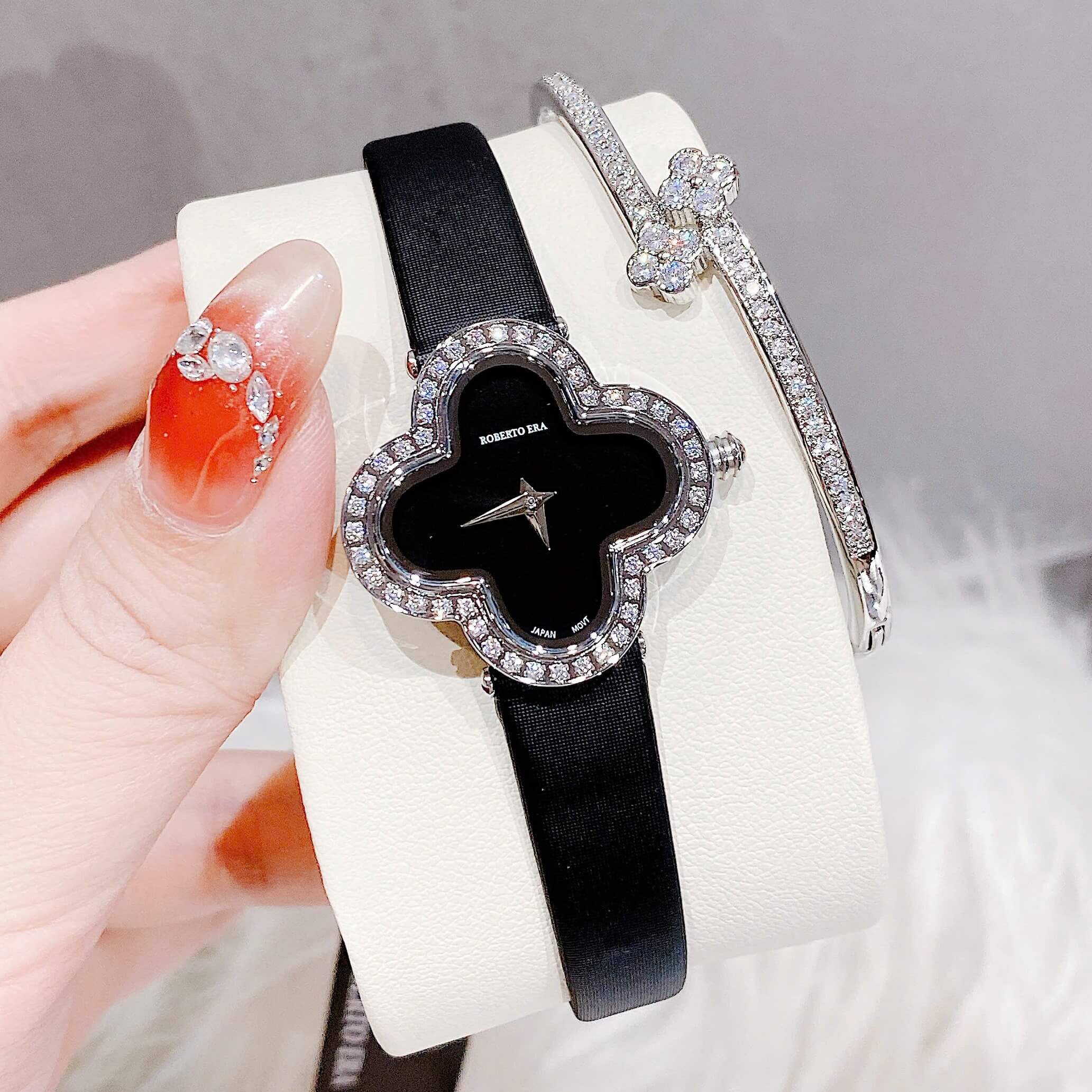 Set Đồng Hồ Nữ Roberto Era Dây Da Đen Mặt Cỏ 4 Lá Viền Đá Silver Size 28mm ER2602 Chính Hãng Tặng Kèm Lắc Tay