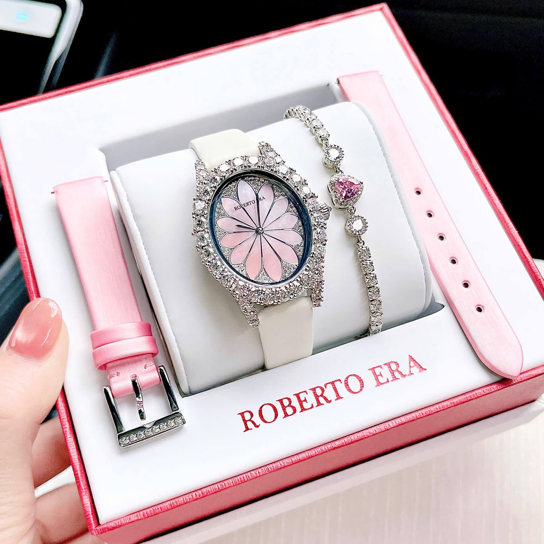 Set Đồng Hồ Nữ Roberto Era Dây Da Lụa Hồng Mặt Oval Họa Tiết 12 Cánh Hoa Size 33mm Viền Đá RE2205 Tặng Kèm Bộ Dây Da Và Vòng Tay