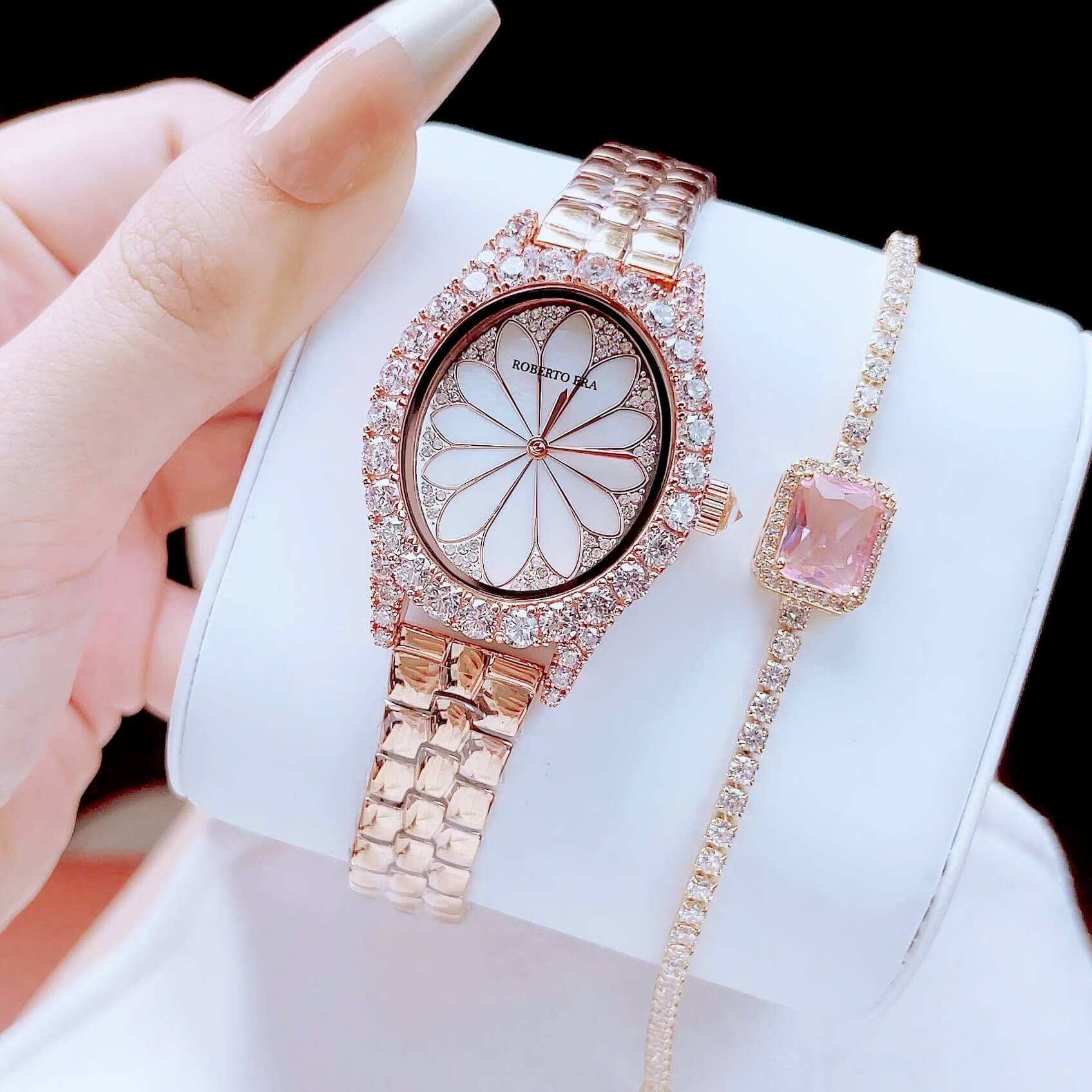 Set Đồng Hồ Nữ Roberto Era Dây Da Lụa Hồng Mặt Oval Họa Tiết 12 Cánh Hoa Size 33mm Viền Đá Rose RE2208 Tặng Kèm Bộ Dây Kim Loại và Lắc Tay