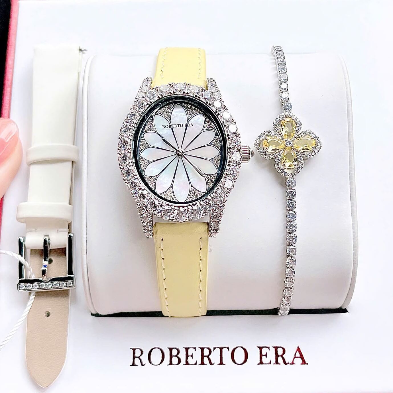 Set Đồng Hồ Nữ Roberto Era Dây Da Lụa Trắng Mặt Oval Họa Tiết 12 Cánh Hoa Size 33mm Viền Đá RE2201 Tặng Kèm Bộ Dây Da Và Vòng Tay