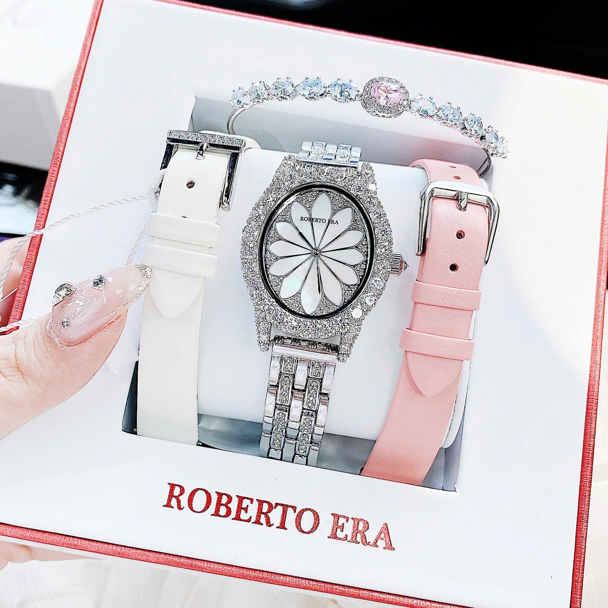 Set Đồng Hồ Nữ Roberto Era Dây Da Lụa Trắng Mặt Oval Họa Tiết 12 Cánh Hoa Size 33mm Viền Đá Silver RE2201 Tặng Kèm 1 Dây Kim Loại 1 Dây Da Và Vòng Tay