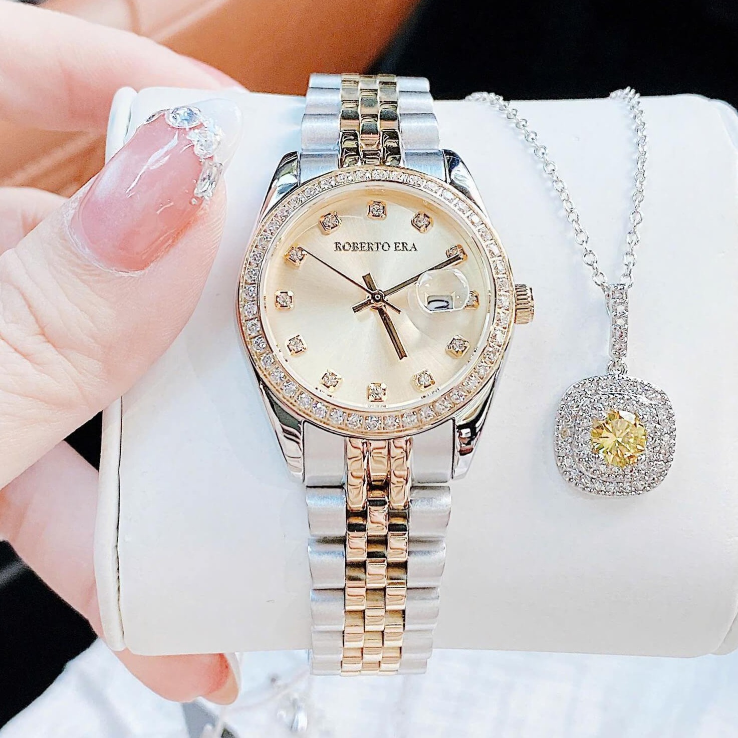 Set Đồng Hồ Nữ Roberto Era RE5655 Dây Thép Demi Vàng Mặt Vàng Viền Đính Đá Size 31mm