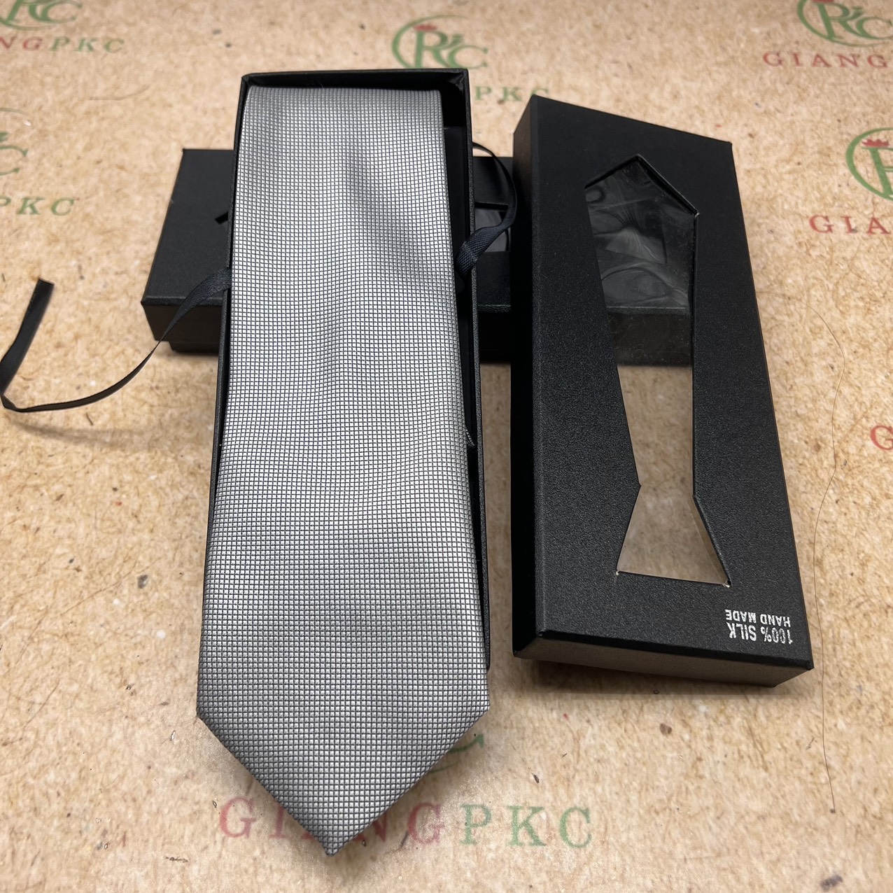 Cho mình hỏi Áo sơ mi đen, vest trắng nên dùng cà vạt màu nào nào hợp shop ?