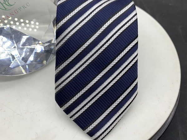 Cà vạt sọc phù hợp với những mẫu áo sơ mi nào?