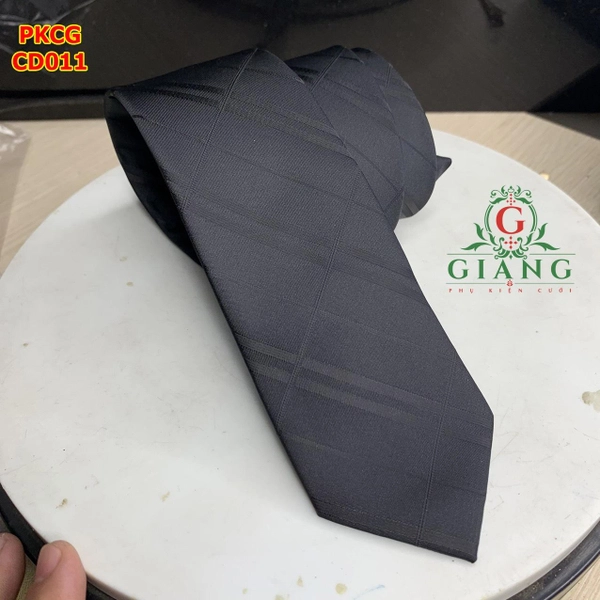 Cà vạt nhỏ đen