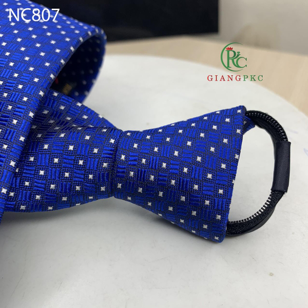 Vest xám cà vạt màu gì