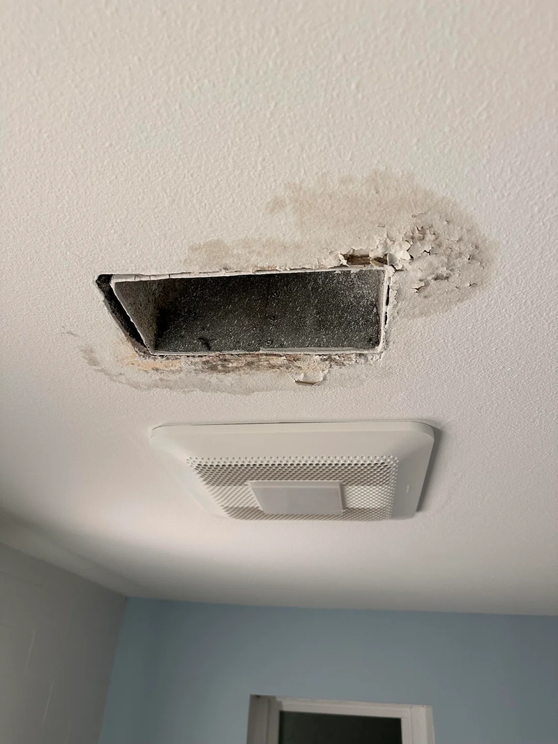 Để tránh làm hư hại đến trần thạch cao, bạn cần thao tác cẩn thận khi vệ sinh điều hòa âm trần