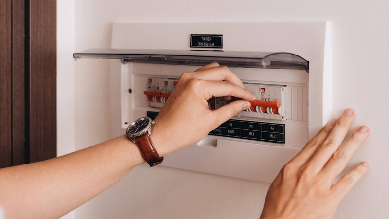 Trước khi vệ sinh điều hòa âm trần, cần tắt nguồn điện ít nhất 5 phút