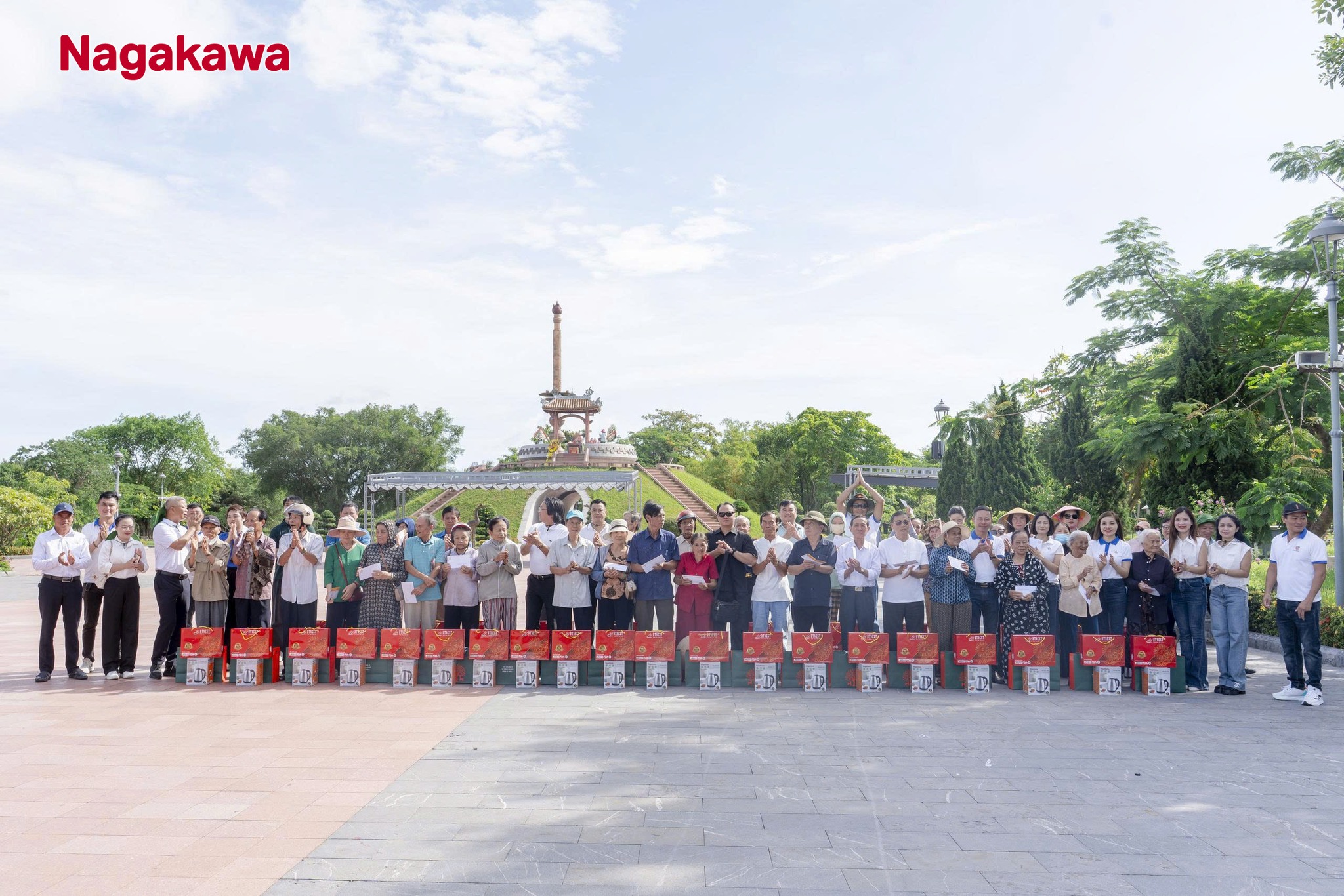 Nagakawa trao tặng những phần quà tới các các nạn nhân chất độc da cam/Dioxin