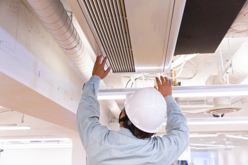 Vệ sinh và bảo dưỡng điều hòa âm trần cần được thao tác bởi người có chuyên môn