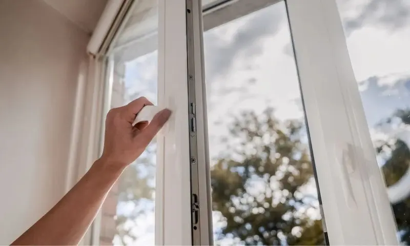 Người dùng lưu ý chỉ được mở hé cửa từ 10-15cm để tránh phản ứng ngược