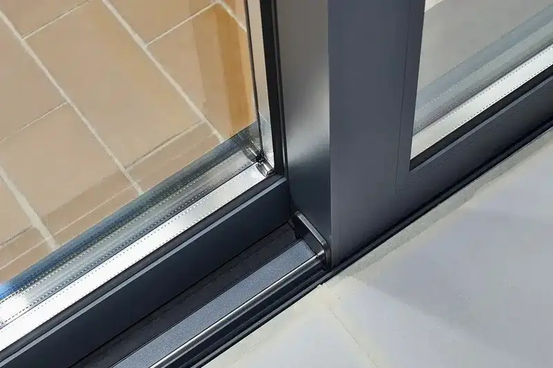 Lắp cửa kính chống nhiệt ngăn chặn lượng lớn tia bức xạ