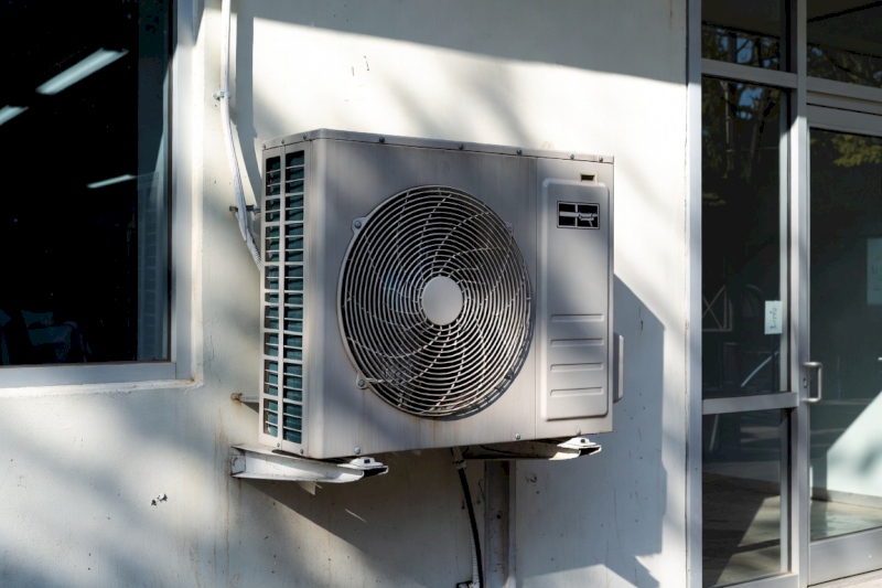 Cục nóng treo tường thường gọn và dễ lắp đặt