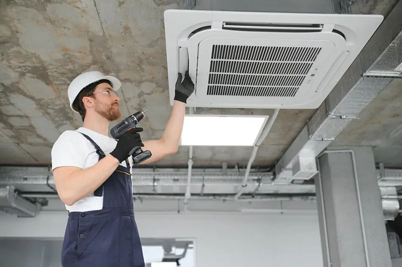 Điều hòa bị nghiêng hoặc hệ thống thoát nước không đúng vị trí gây ra tình trạng rò rỉ nước.