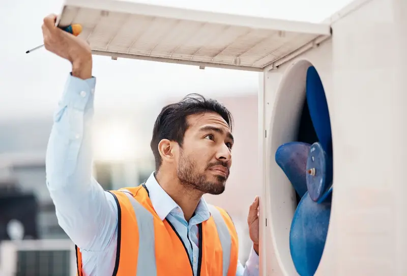 Kỹ thuật viên đánh giá tình trạng cong vênh để tiến hành thay mới