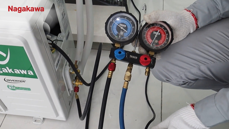Kết nối đồng hồ áp suất gas vào máy, thực hiện kiểm tra áp suất