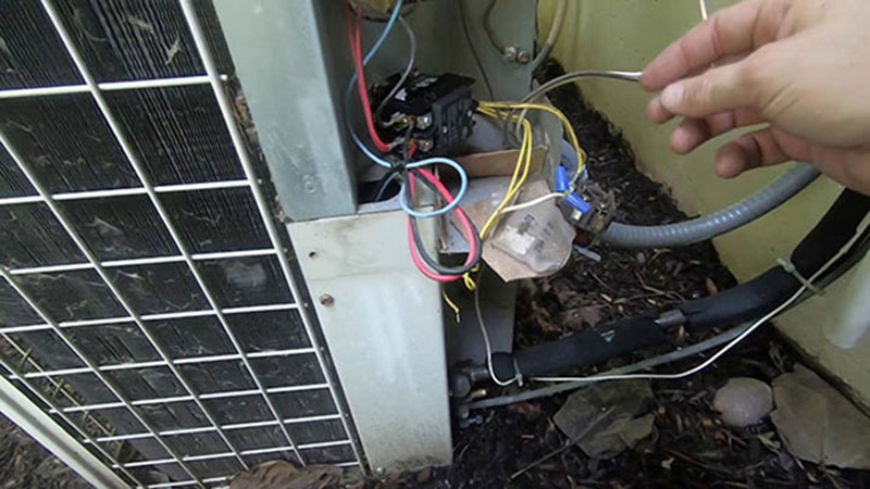 Khi dây nối bị đứt hoặc lỏng sẽ khiến quạt và các linh kiện khác không nhận được nguồn điện để vận hành.