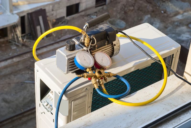Kỹ thuật viên vận hành máy trong 10-15 phút để loại bỏ hơi ẩm và không khí