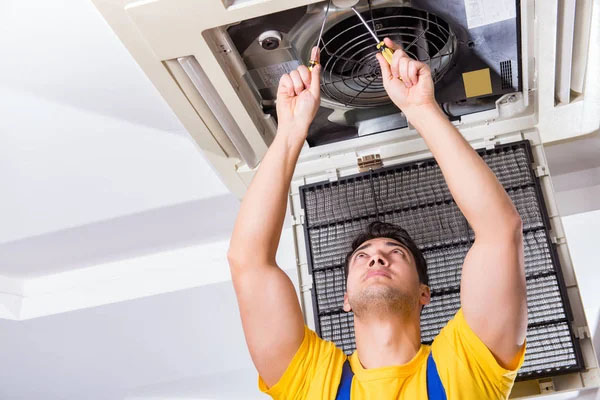 Chi phí vệ sinh điều hòa âm trần nối ống gió sẽ giao động từ 450.000 - 900.000 VNĐ/máy