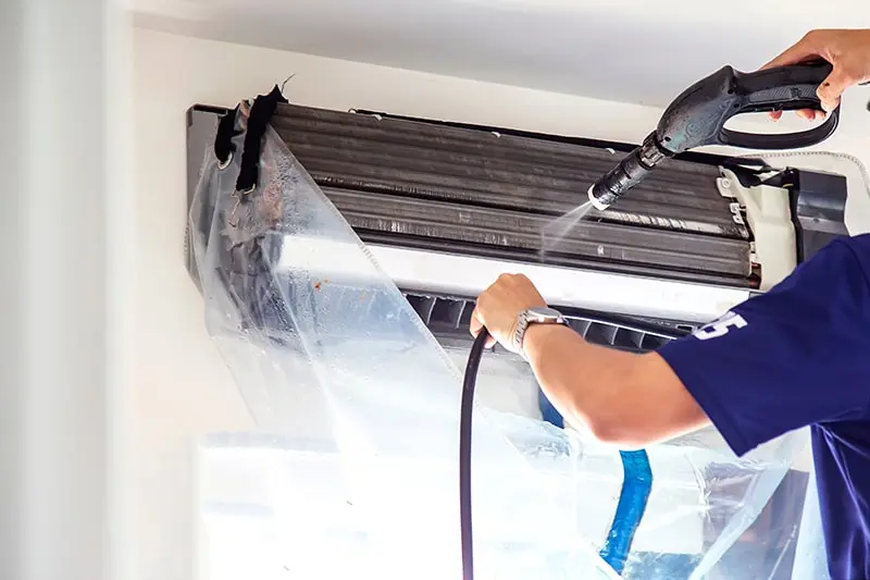 Chi phí vệ sinh máy lạnh treo tường có mức giá dao động từ 150.000 - 450.000 VNĐ/bộ tùy nhu cầu