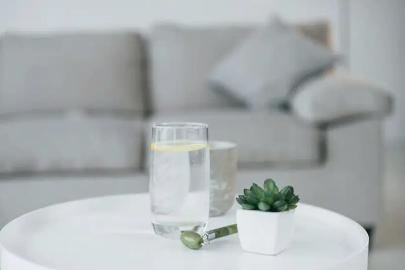 Sử dụng máy phun sương hoặc 1 cốc nước nhỏ trong phòng có thể giúp duy trì độ ẩm