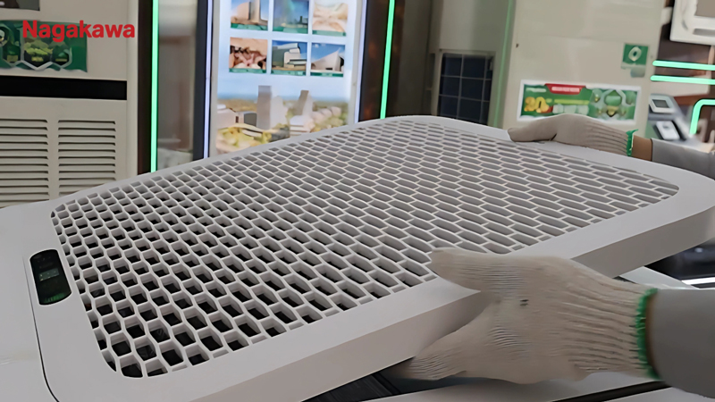 Tháo mặt panel của điều hòa.