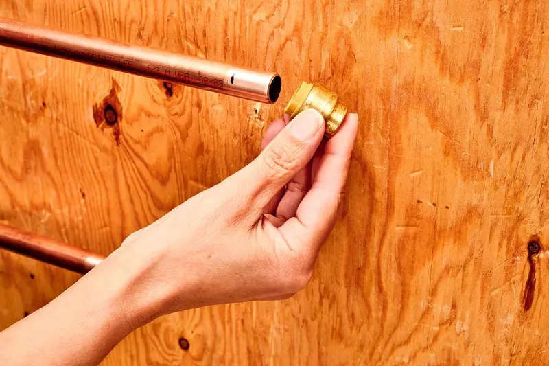 Đánh dấu vị trí trên ống đồng trước khi đẩy vào khớp nối để đảm bảo ống đã ngập sâu và kín khít