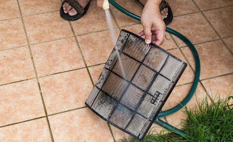 Rửa lưới lọc điều hòa bằng nước sạch để loại bỏ bụi bẩn và giúp máy hoạt động hiệu quả hơn.
