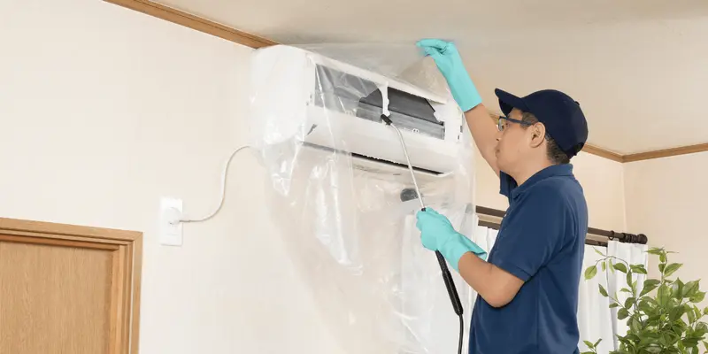 Tiến hành vệ sinh và xịt rửa bụi bẩn bám trên các khe tản nhiệt dàn lạnh
