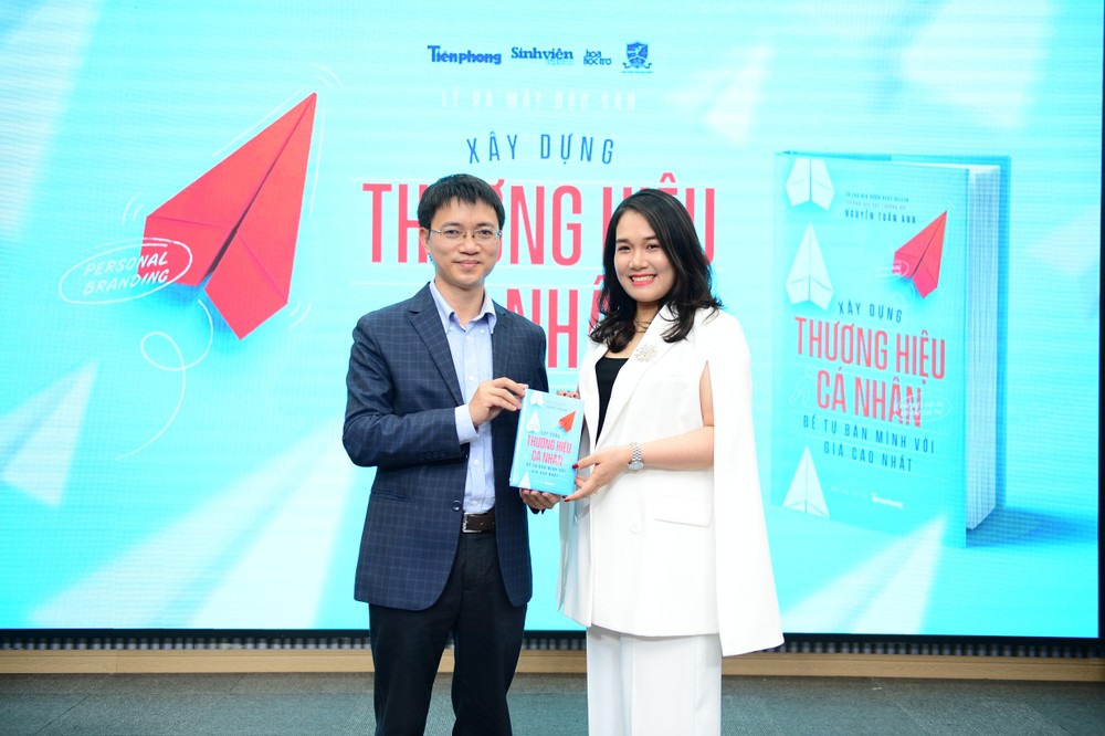 Chủ tịch GBM Nguyễn Mến chia sẻ tại lễ ra mắt sách xây dựng thương hiệu cá nhân cho người trẻ