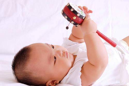 Sự phát triển tư duy và nhận thức của bé từ 0 đến 3 tháng tuổi