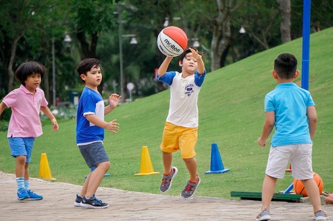 Hoạt động vui chơi ngoài trời dành cho trẻ