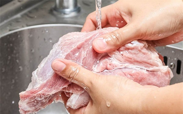 Rửa sạch thịt trước khi làm xúc xích 