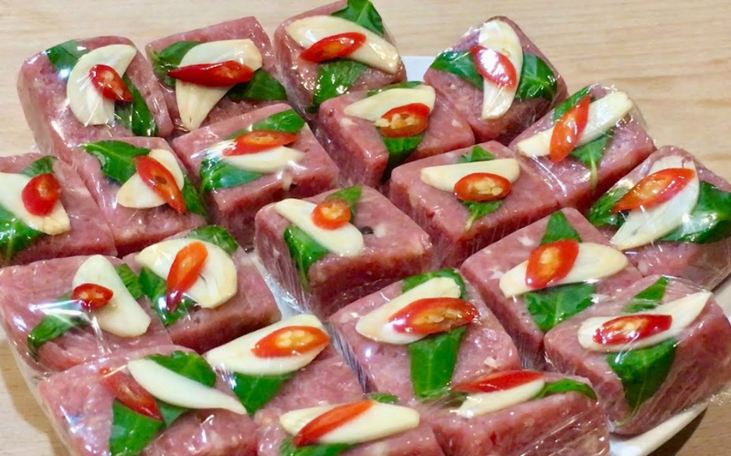Thịt heo sống làm nem chua 