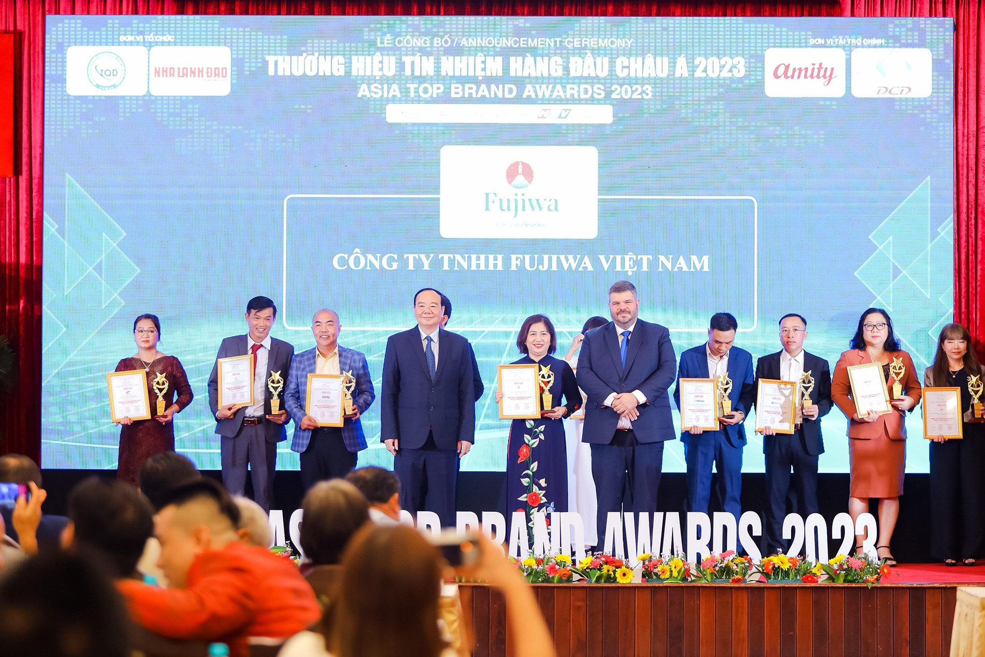 Tổng Giám đốc Fujiwa Vietnam – Bà Ngô Thị Thu Thủy đón nhận danh hiệu Top 10 Thương hiệu Tín nhiệm hàng đầu Châu Á - Asia Top Brand Award 2023.