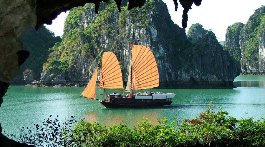 09 DAYS DISCOVERING AWESOME VIETNAM HANOI – HA LONG BAY – HUE –  HOI AN – BANA HILL WITH GOLDEN BRIDGE