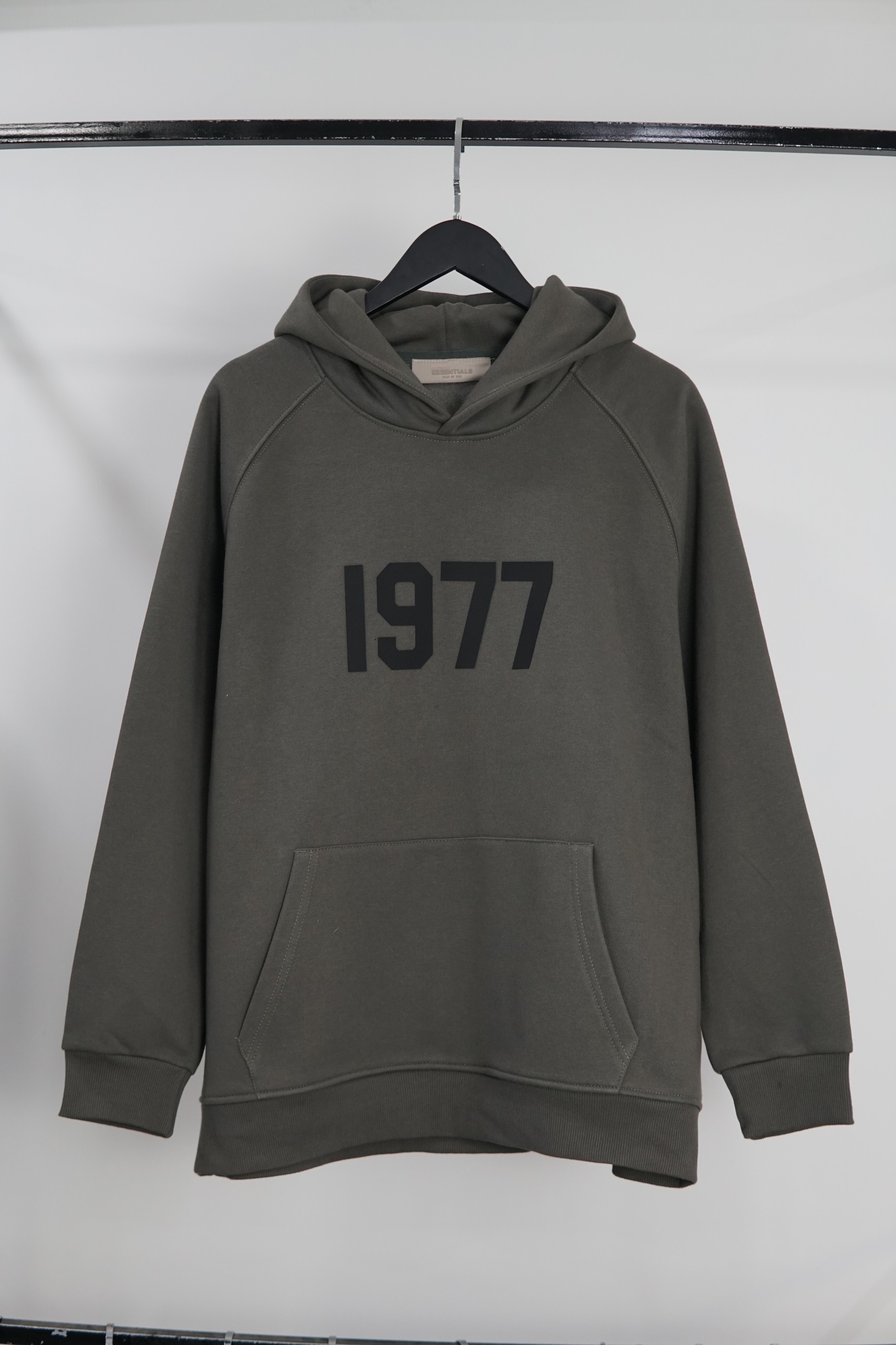 Hoodie Essentials SS22 Logo 1977