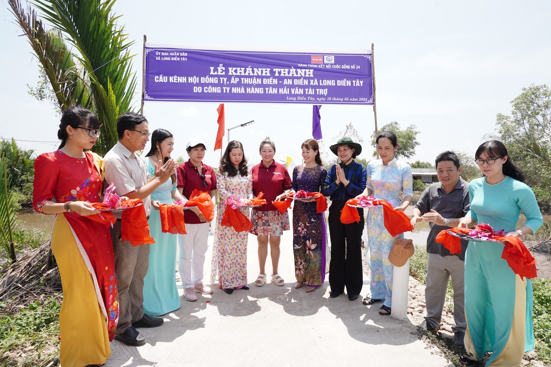 Nhà hàng Tân Hải Vân xây cầu nối yêu thương cho bà con ấp nghèo Bạc Liêu