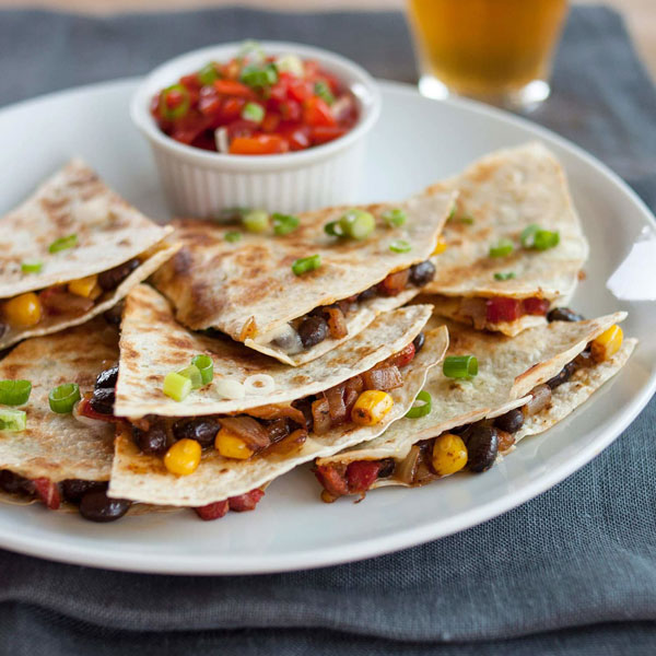 Cách làm bánh kẹp nướng Quesadillas kiểu Mexico