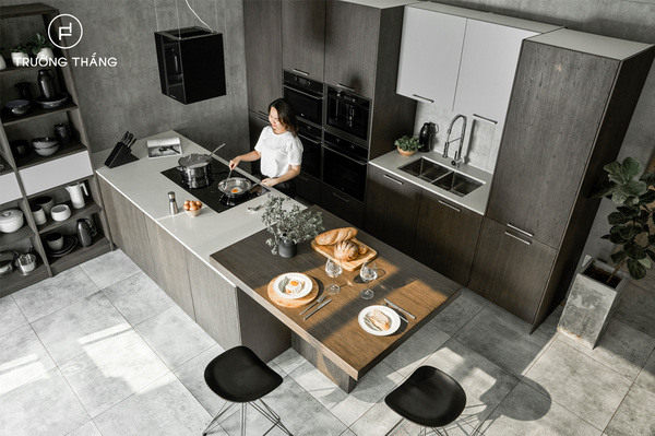Đảo bếp kết hợp bàn là đặc trưng của xu hướng Living Kitchen – hợp nhất không gian sinh hoạt vào nhà bếp