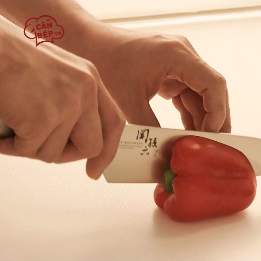 Sử dụng Dao Santoku Seki Magoroku Takumiso (Shoso) đúng cách