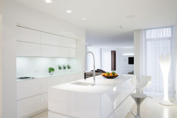 Cánh tủ bếp bóng gương có độ sáng bóng giúp phản chiếu ánh sáng, khiến nhà bếp bóng loáng, sạch sẽ
