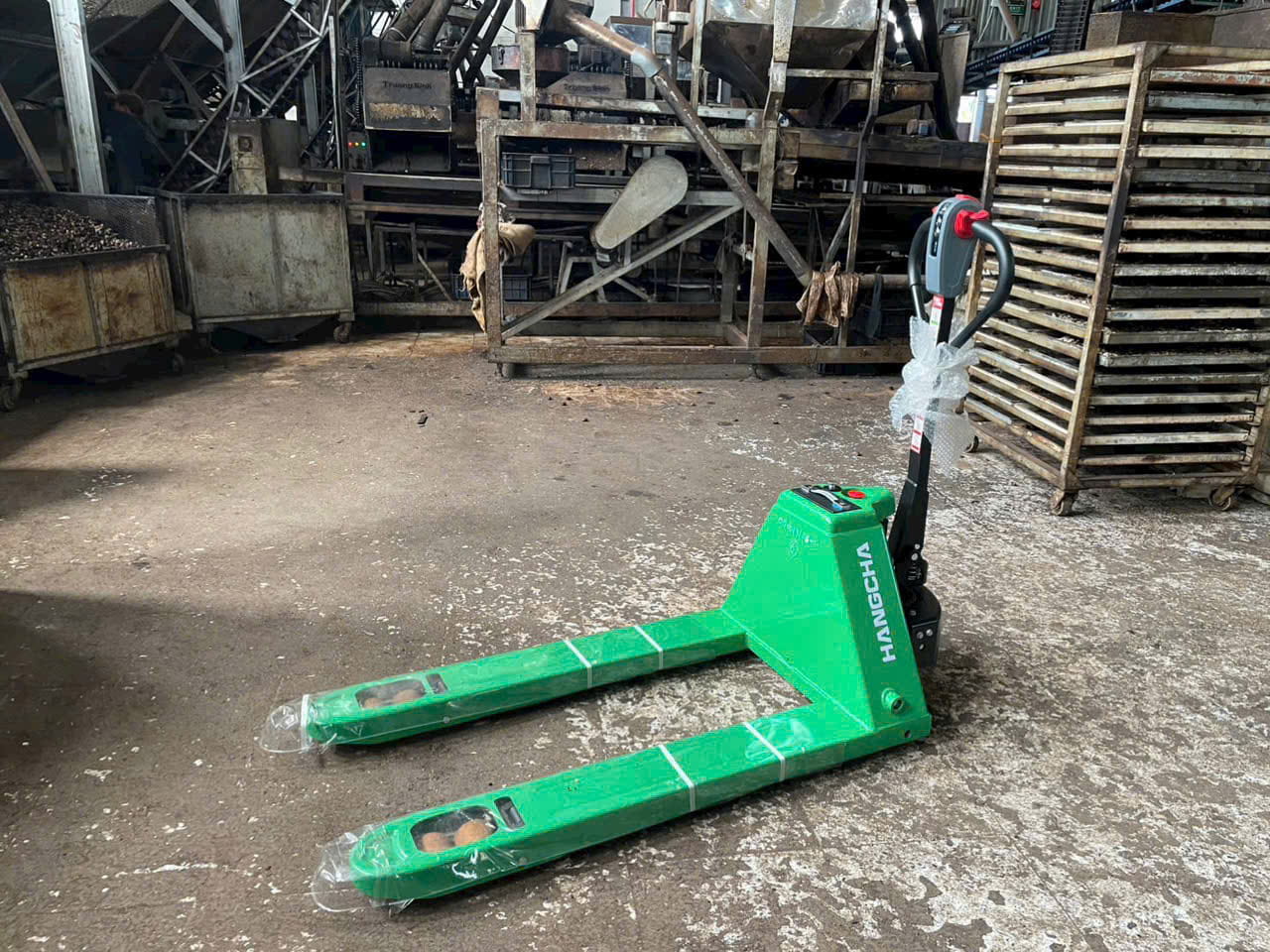 Vì sao xe nâng tay cơ không phù hợp với một số loại pallet?