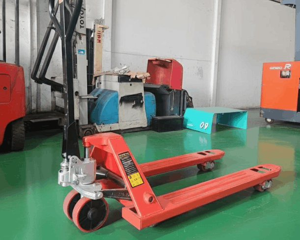 Những dấu hiệu cho thấy xe nâng tay cơ đang hoạt động kém hiệu quả