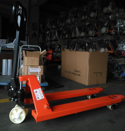 Vì sao xe nâng tay cơ không phù hợp với một số loại pallet?