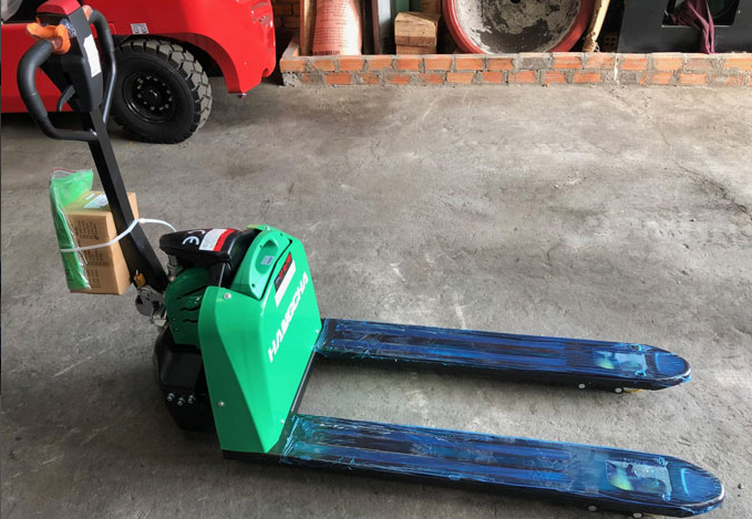 Dấu hiệu kho đã quá tải với xe nâng tay cơ