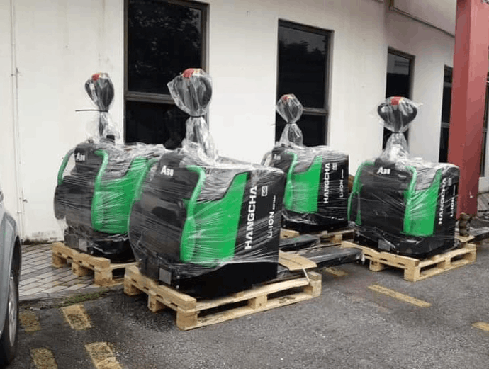 So sánh xe nâng tay cơ và xe nâng điện pallet: Đâu là lựa chọn tối ưu chi phí cho kho của bạn?