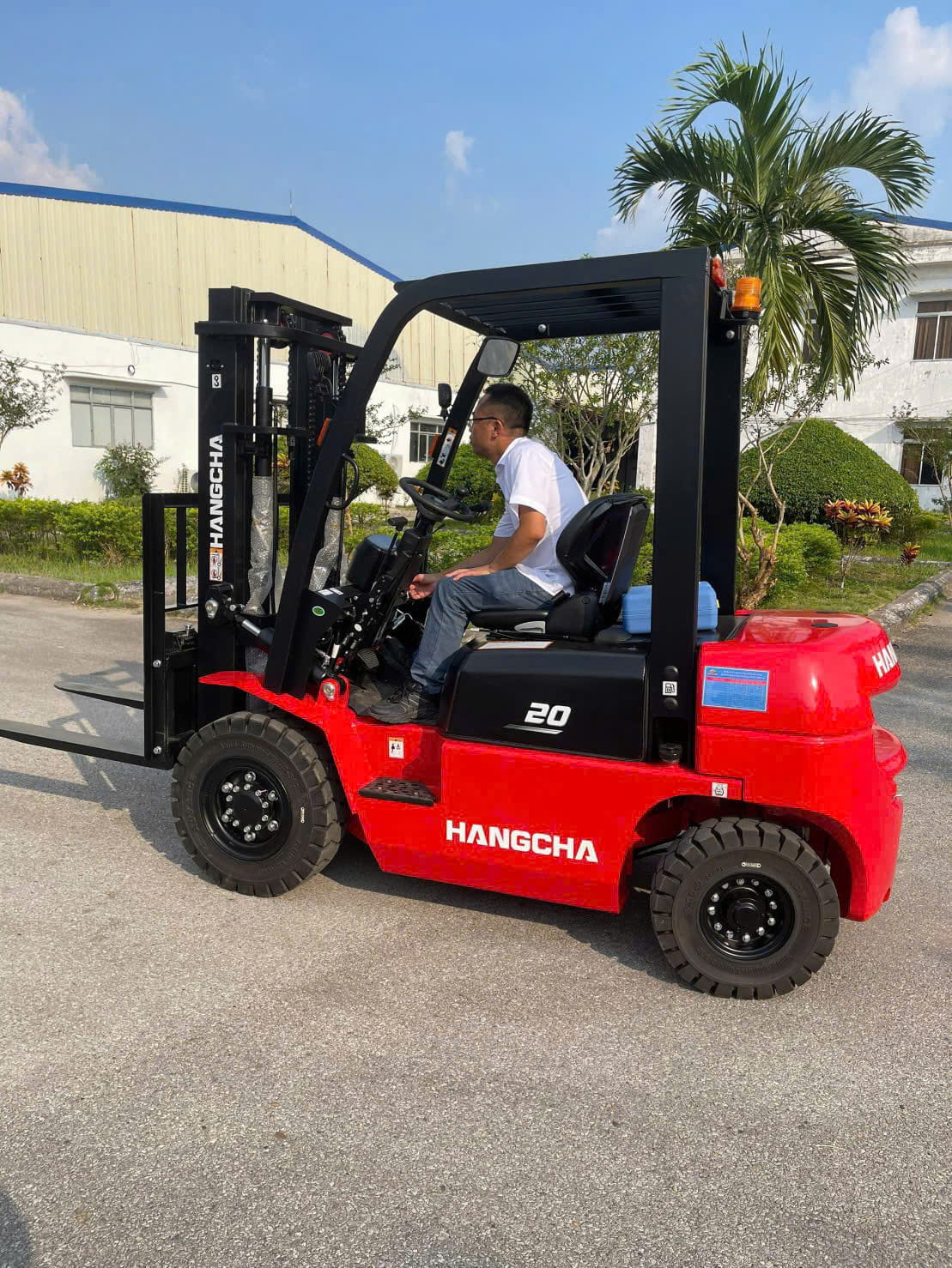 Tìm Hiểu Cấu Tạo Cơ Bản Của Xe Nâng Dầu Ngồi Lái 4 Bánh